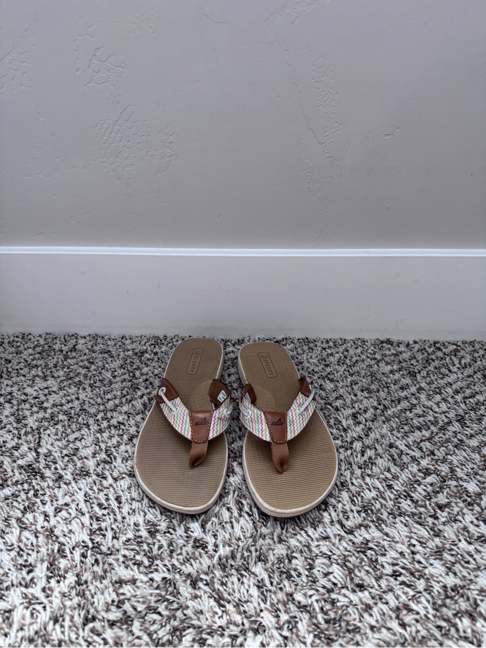 Sperry Women’s Brown Flip-Flop Sandals with Multicolor Straps - size 6 - Picture 2 of 2